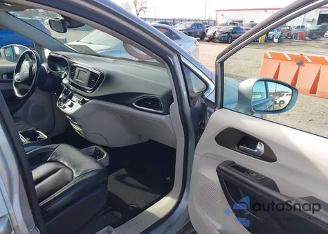 2017 Chrysler Pacifica Touring-L z USA, uszkodzony, nr VIN 2C4RC1BG5HR613473